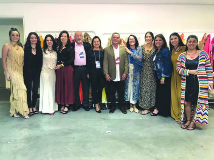 Alana Tenório, Kelly Acioli, Soraya Farias, Renata Fontan, Endy Mesquita, Fernanda Ferro, Leila Monteiro, Lucia Bastos, Lara Amorim, Manu Mortari e Sandra Cavalcante receberam os aplausos de JOSÉ CARLOS LYRA+CHICO ACIOLI – pela excelente performance na passarela do Minas Trend