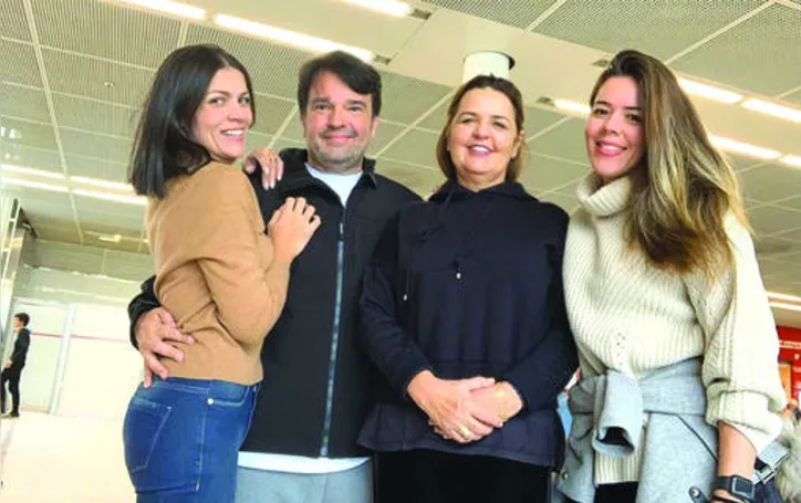 MARCINHA LAVINI+RODRIGO MONTENEGRO, IZABEL+ADRIANA PINHEIRO prestigiaram o amigo Lucas Lamenha em vernissage parisiense