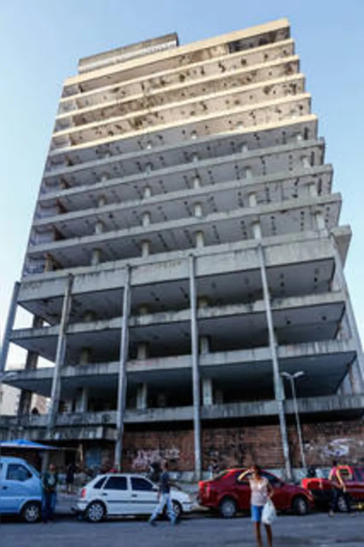 Edifício Palmares se transformou num esqueleto de concreto