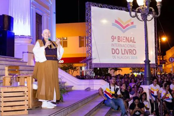 Imagem ilustrativa da imagem MULTIDÃO VAI AO JARAGUÁ OUVIR MONJA COEN RŌSHI NA BIENAL