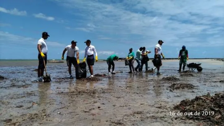 Equipes dos órgãos ambientais se concentram ontem nas praias de Maragogi e Japaratinga, mas já atuaram em outros seis municípios que tiveram o litoral atingido pelo óleo