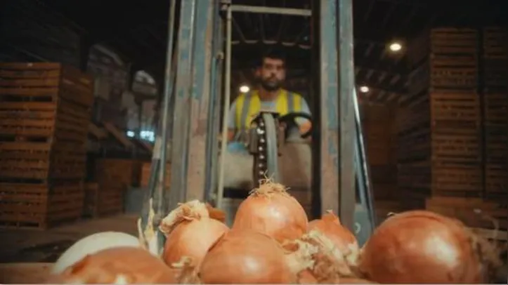 Cebola gigante é cultivada na Espanha e, em vídeo, Bruno De Luca mostrou as fases do preparo do aperitivo
