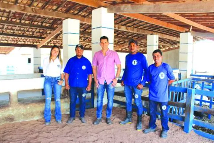 Criador e promotor do Leilão Pé na Areia, Fernando Chaves, com equipe