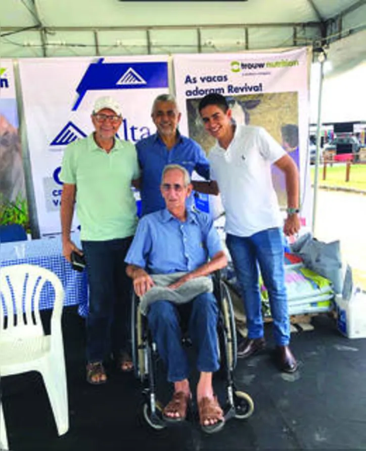Ao lado do filho Lucas (direita), Neno (centro) e produtor Epaminondas (esquerda) na Expoagro