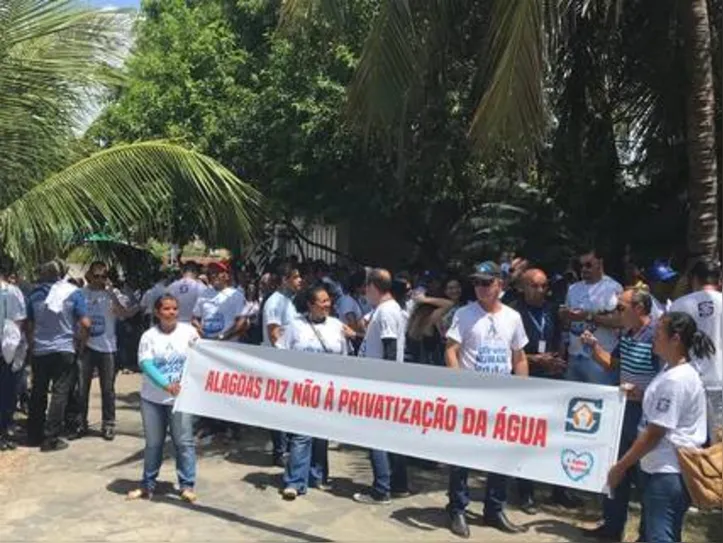 Servidores da Casal chamaram a atenção dos palestrantes por meio de faixas e cartazes
