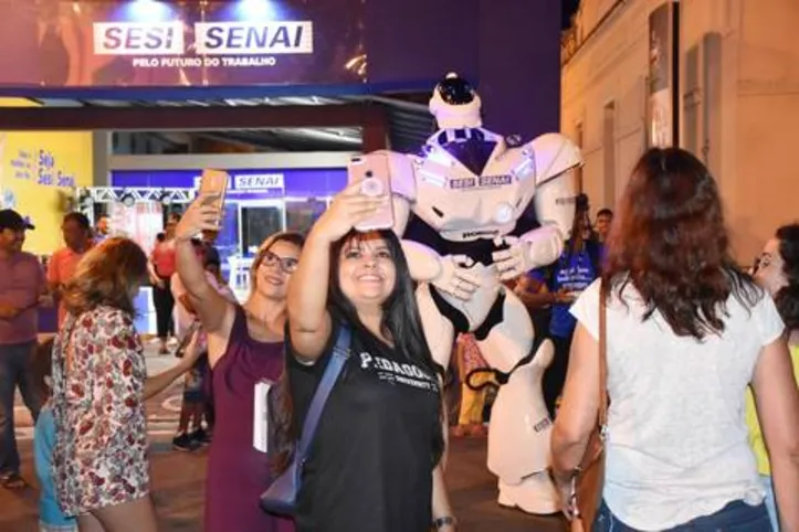 Criado na Bahia, Robozão chama a atenção em eventos tanto no Brasil quanto em países como Itália e Arábia Saudita