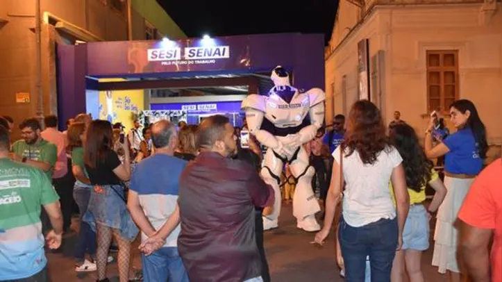 Imagem ilustrativa da imagem ROBÔ SOLTA O ‘TECCORPO’ E CONQUISTA PÚBLICO DA BIENAL