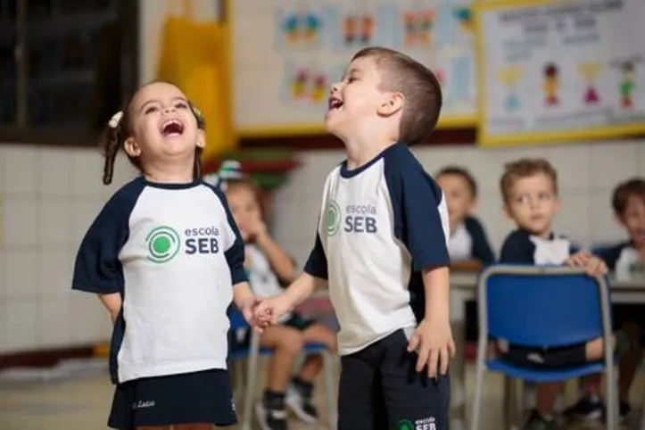 Grade ampliada para segunda língua não torna escola “bilíngue”, defendem professores