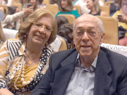 Com sua bem amada MIRZA MELRO, o pediatra MILTON HÊNIO GOUVEIA, foi o grande homenageado pelo Ballet Emília Clark no último weekend – no Teatro Gustavo Leite