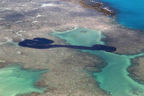 Investigação da Marinha e da Polícia Federal tenta identificar responsáveis pelo derrame de óleo no litoral nordestino