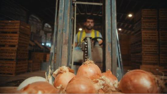 Cebola gigante é cultivada na Espanha e, em vídeo, Bruno De Luca mostrou as fases do preparo do aperitivo