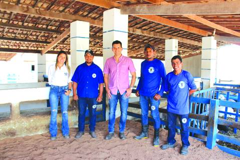 Criador e promotor do Leilão Pé na Areia, Fernando Chaves, com equipe