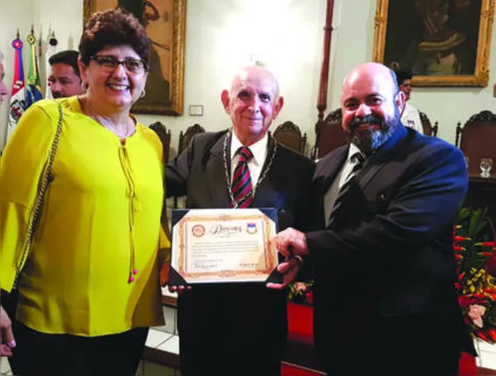 O empresário LUIZ ANTÔNIO JARDIM foi um dos homenageados nos 150 anos do Instituto Histórico e Geográfico – na moldura com a esposa Cristina Jardim e o presidente do IHGA, Jayme de Altavila