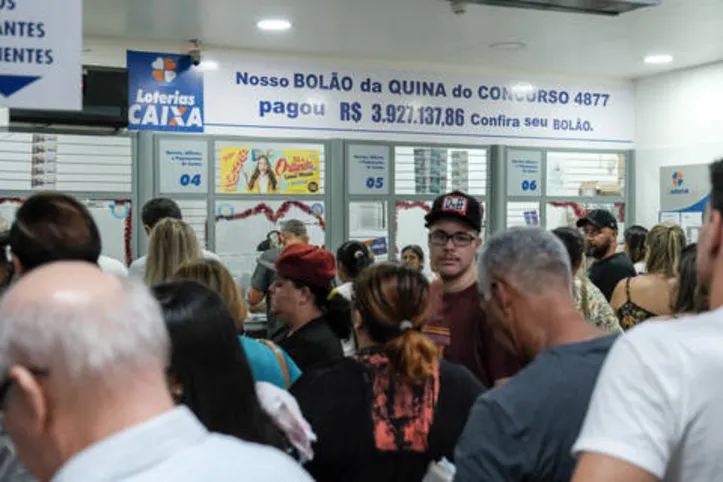 Apostadores lotam casas lotéricas na esperança de se tornarem milionários; sorteio acontece hoje mesmo

