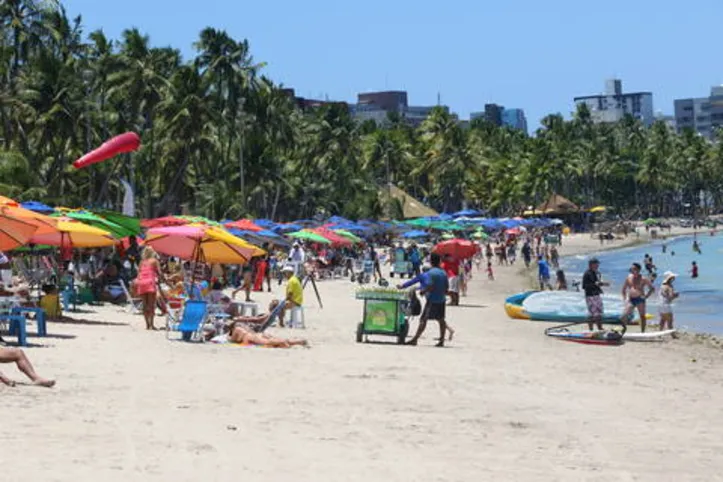 Clima de verão e mar azul e calmo das praias alagoanas enchem os olhos de turistas vindos de outras regiões do país