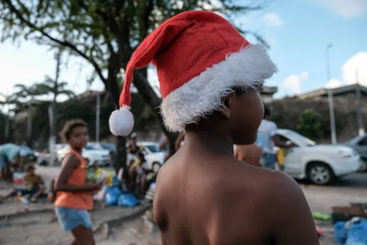 Em semáforos da capital, crianças e adultos ainda tentavam conseguir dinheiro na véspera para a ceia da noite

