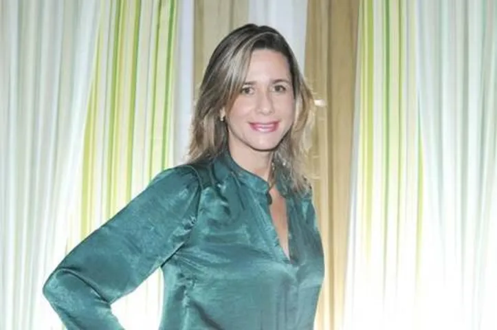 FABIANA FERNANDES, supervisora em Alagoas do Centro de Integração Empresa-Escola (CIEE), recebe o reconhecimento de colaboradores e parceiros pelos 20 anos à frente da entidade no Estado, com um trabalho importante para qualificar e inserir jovens no mercado de trabalho