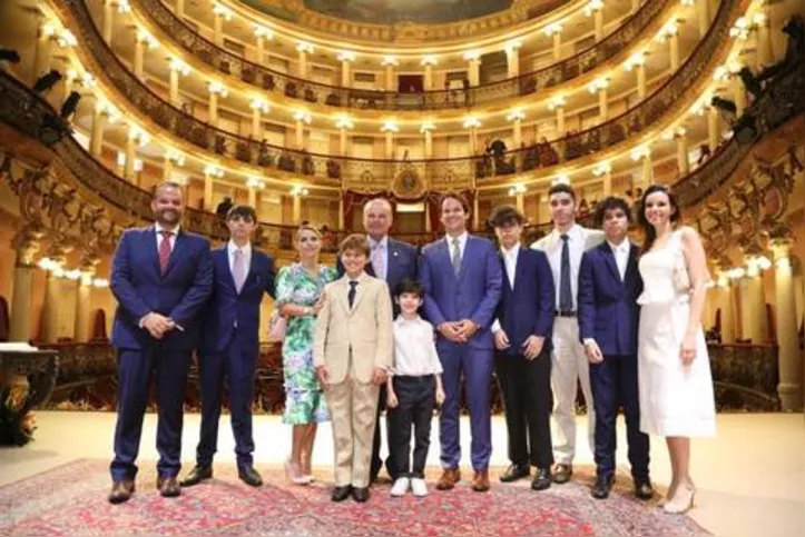 O alagoano Mário Mello assumiu a presidência do Tribunal de Contas do Estado do Amazonas para o biênio 2020/2021. Na foto, o registro familiar, com esposa e filhos