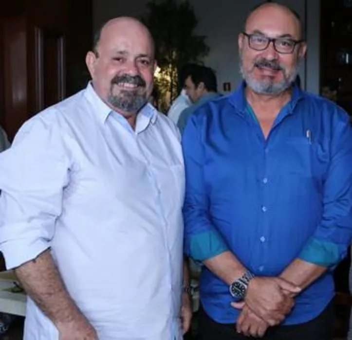 LUIZ ANTÔNIO JARDIM, empresário da Casas Jardim, e ALOÍSIO ALVES, da Chama Publicidade, celebram a campanha de fim de ano que movimentou o mercado

