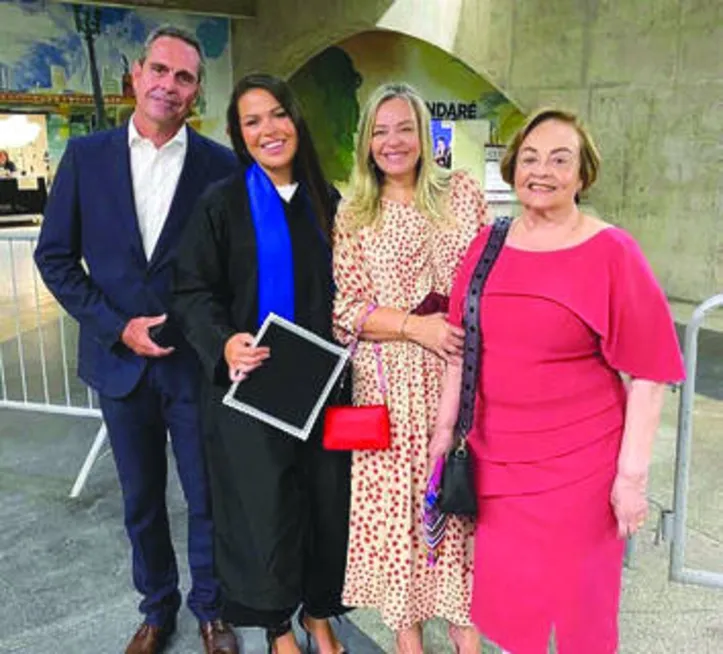Com o husband e mommy na moldura, CRISTINA SURUAGY comemora a formatura da filha, ANA LUZIA