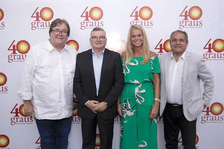 FREDERICO PLETSCH, diretor da Merkator, e ROBERTA PLETSCH, diretora de Relacionamento com o Mercado, receberam HAROLDO FERREIRA, presidente executivo e CAETANO BIANCO NETO, presidente do Conselho Deliberativo da Abicalçados, na Feira 40Graus