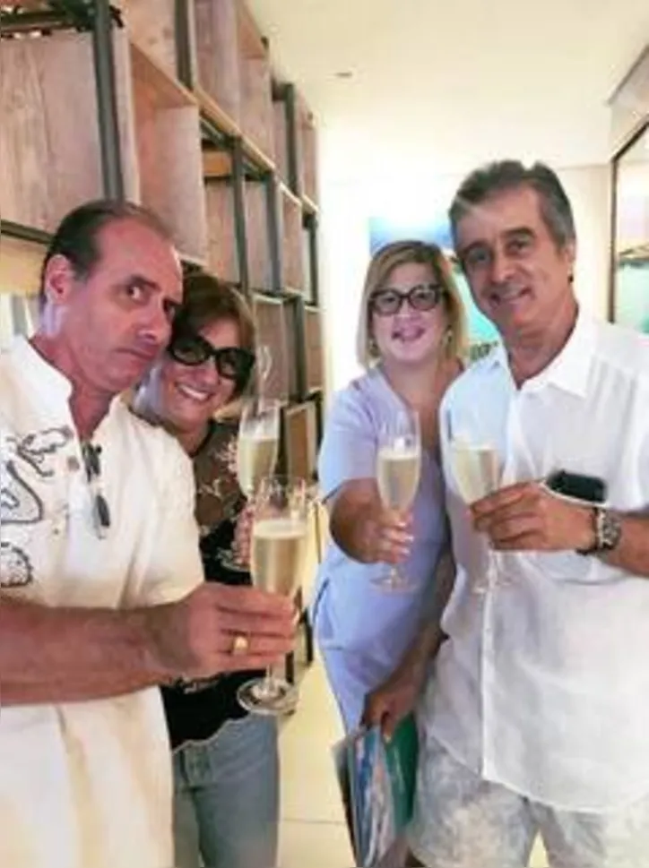 ANA LUNETTA+MARCELINO SALGUEIRO brindando o retorno do cunhado, o mágico Vick, da Suíça