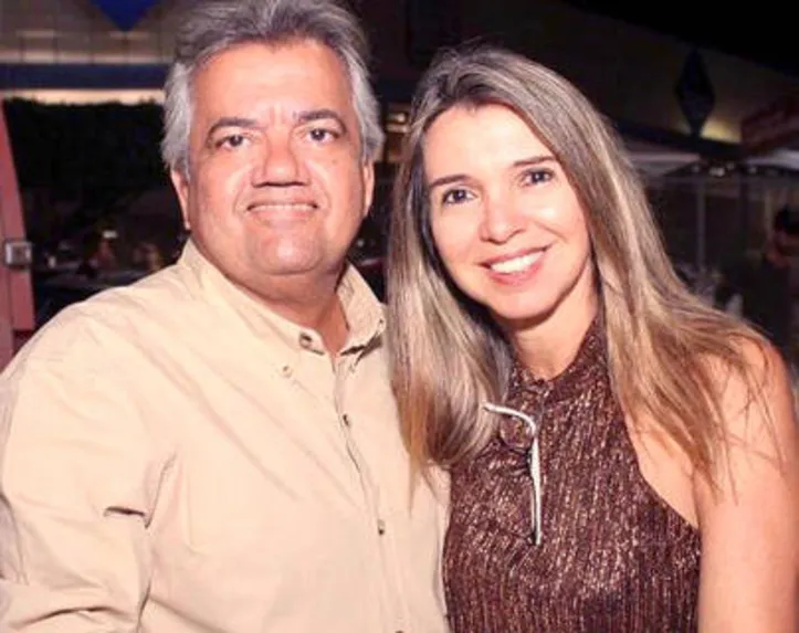 DINHO VASCONCELOS (com Teresa Mendes de Barros na moldura) nos arremates do Carnaval de Edécio Lopes