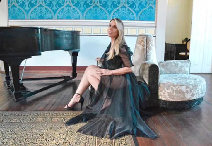 LUCIANA CAVALCANTI alia moda e cultura em seu feed. Aqui em photoshopping no Teatro Deodoro