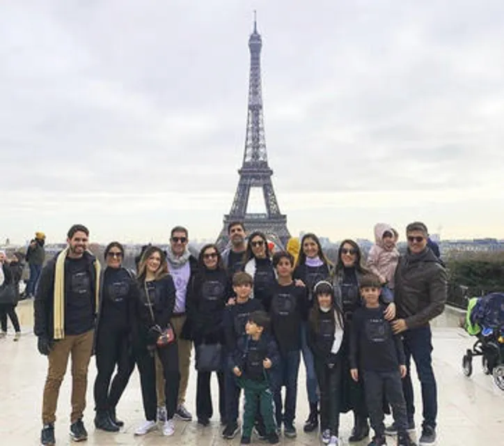 Para brindar sua chegada aos 6.0, RONINHO VASCO rebocou a família – filhas, genros, netos e sua sweet Laura – para apagar as velinhas com a Torre Eiffel por testemunha