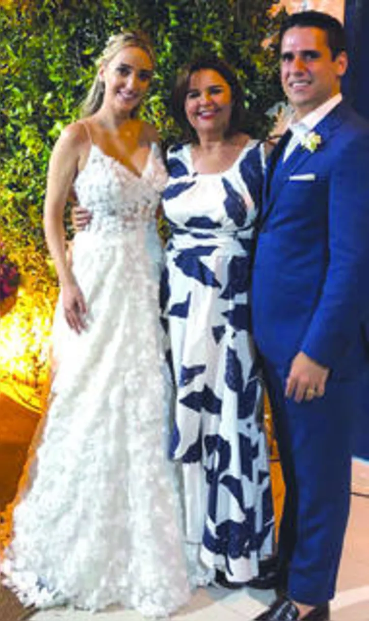 O weekend de IZABEL PINHEIRO foi pra lá de agitado! Depois de brindar com o casal AYDANO FERRAZ e CARMEN DE BIASE,  a banqueteira ainda cumprimentou os noivinhos DANDARA+ARGEMIRO – que se casaram no Sítio Lagoa Doce – e IZABELA MONTENEGRO+LUIZ FELIPE MARINHO – que pronunciaram o famoso ‘sim’ no Solar da Lagoa