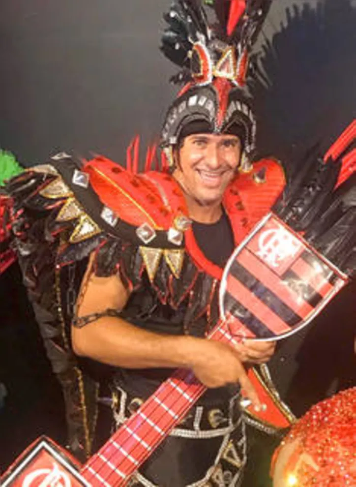 RODRIGO BARBOSA faturou o prêmio de melhor fantasia do Baile Vermelho&Preto
