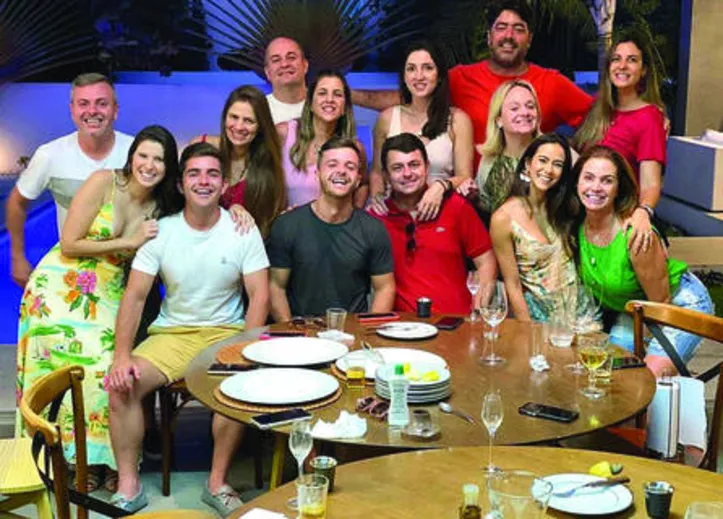 ALBERTO MAFRA, LIVIA, HENRIQUE RAPOSO e grande elenco brindando à família, no Laguna
