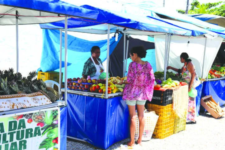 Feira da agricultura familiar serve de espaço para que as famílias possam negociar seus produtos
