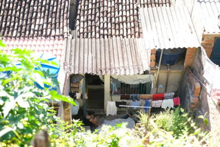 Vítima foi atingida no tórax, tentou fugir, mas devido à gravidade dos ferimentos, caiu em quintal de residência