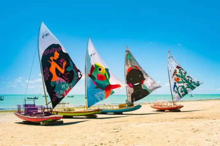 Velas ilustradas por artistas alagoanos são destaque de uma campanha de marketing de shopping de Maceió