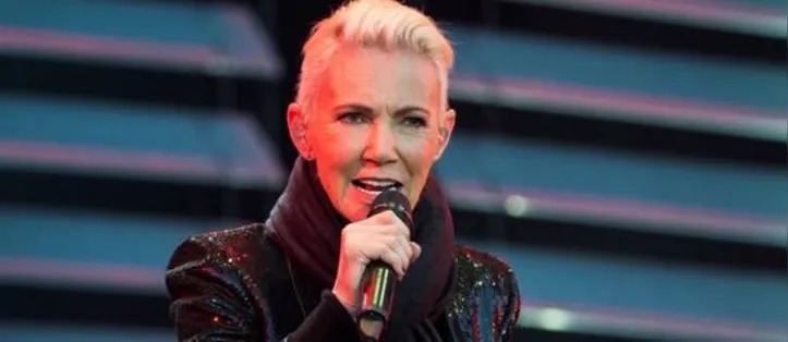 Marie Fredriksson, do Roxette, canta durante um show na cidade de Kalmar, na Suécia