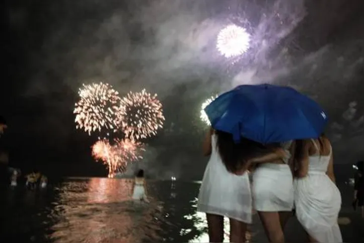 Mesmo com chuva que caiu em Maceió, maceioenses prestigiaram festa da virada na orla