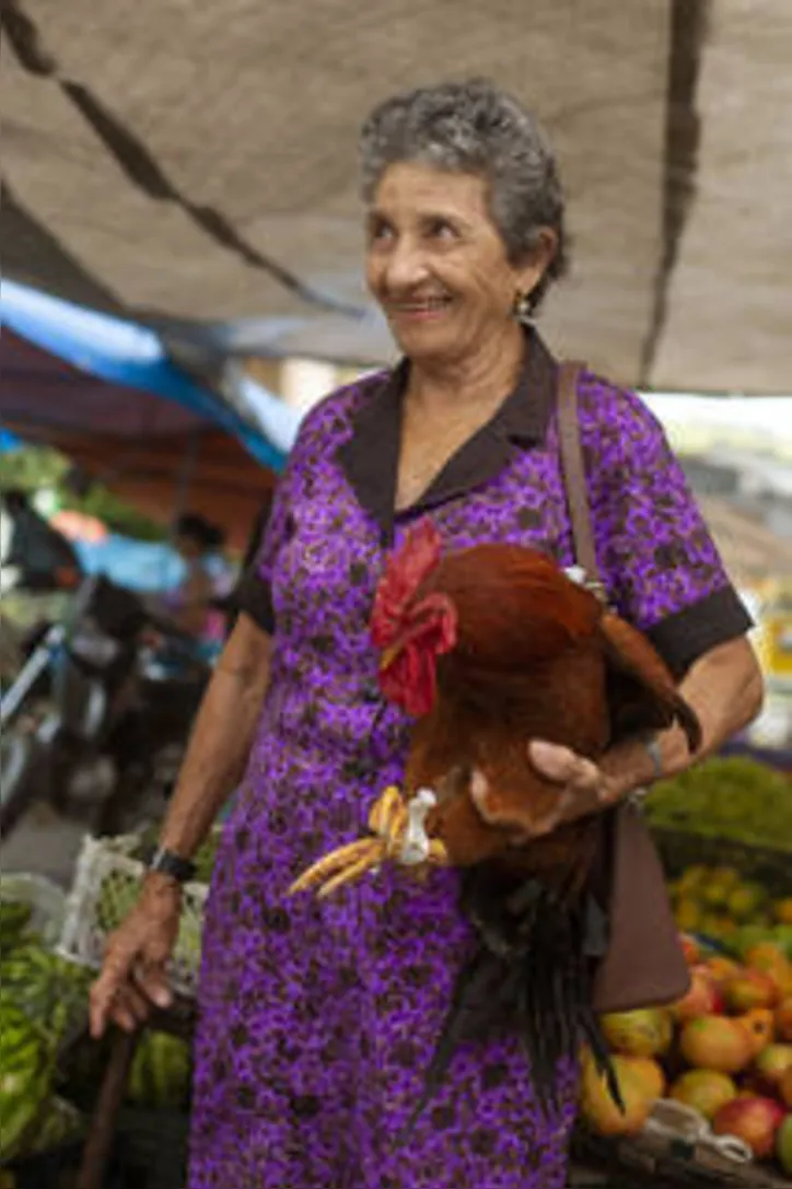 Maria José, 67 anos, anuncia venda de animal em feira livre na cidade de Água Branca; Esse tipo de comércio faz parte da identidade cultural e da rotina de muitos alagoanos.