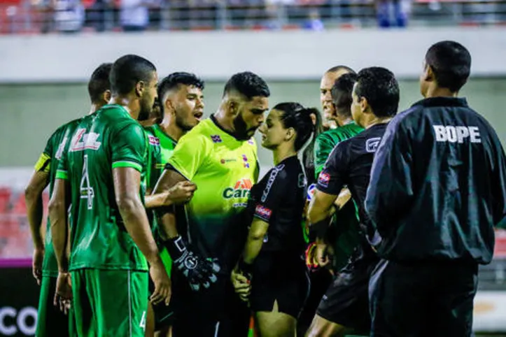 MACEIO, AL, 31/01/2019: CSA X MURICI. CSA x Murici se enfrentaram pela terceira rodada do Campeonato Alagoano 2019. A partida aconteceu no Estádio Rei Pelé, em Maceió. Durante a partida, jogador tentou se impor sob a assistente de arbitragem quando ela confirmou um gol do CSA
