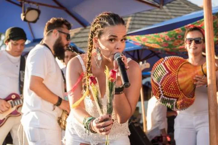 Fernanda Guimarães e seus rockbatuqueiros receberão a cantora e instrumentista Lucy Alves