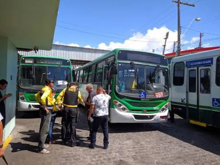 Imagem ilustrativa da imagem VELEIRO: TRABALHADORES VOLTAM AO TRABALHO, MAS 49 ÔNIBUS SÃO LACRADOS
