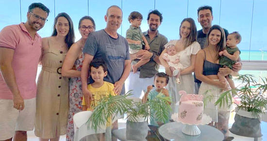 Família Vasconcelos brindando os 02 meses da petit Anna – herdeira de MAURÍCIO VASCONCELOS+RAMONA ZANON