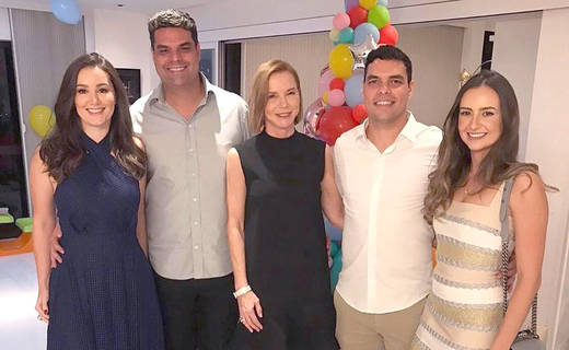 Depois do Natal, FERNANDA VILELA reúne filhos e noras para a temporada de festas na city