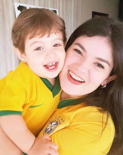 Com o fofíssimo João na moldura, ALICE VASCONCELOS foi a aniversariante mais lembrada de ontem