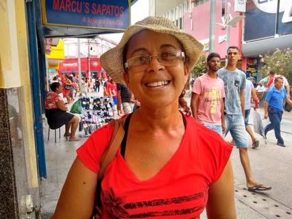 Vendedora ambulante, dona Nerilza espera que pessoas sejam mais compreensivas