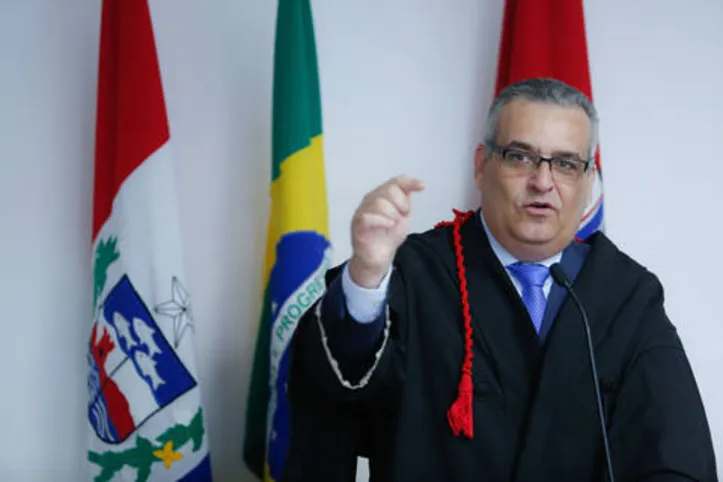 Alfredo Gaspar comunicou o desligamento do Ministério Público durante coletiva ontem