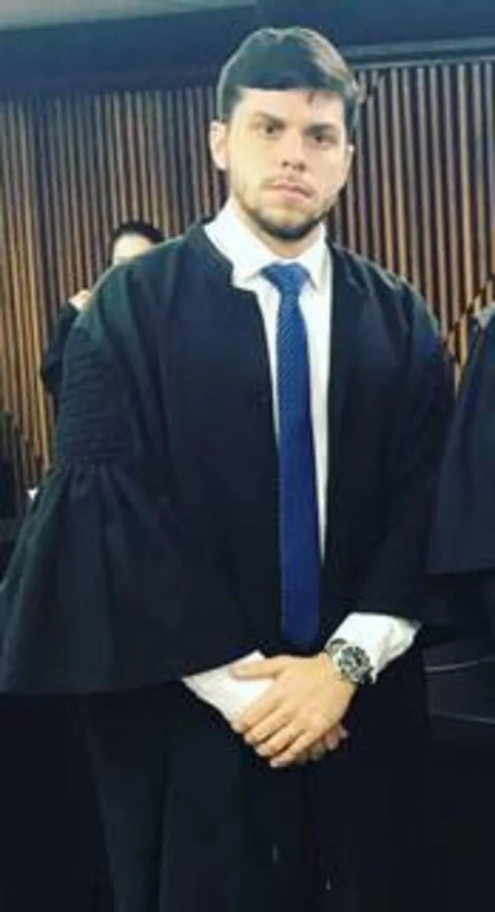 BRUNO CALLADO, advogado criminalista e pós-graduado em direito penal e processo penal, recebe os cumprimentos pela participação no quadro Penal News, na TV Mar, abordando a cada semana temas de grande relevância na área do Direito