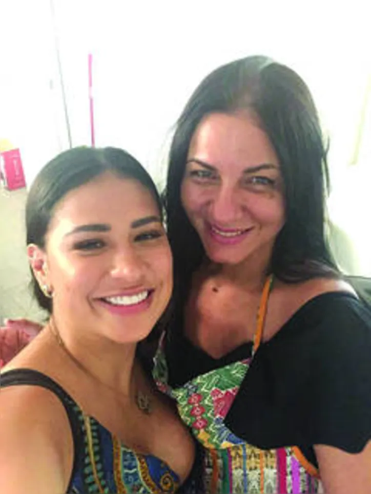 A Chef JU ALAMEIDA exibindo seu savoir faire para a ‘coleguinha’ SIMONE ROCHA