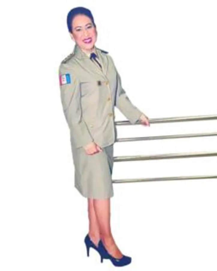 No melhor estilo ‘oficial médica’, MORGANA FON brindou os 188 anos da Polícia Militar com pompa e circunstância