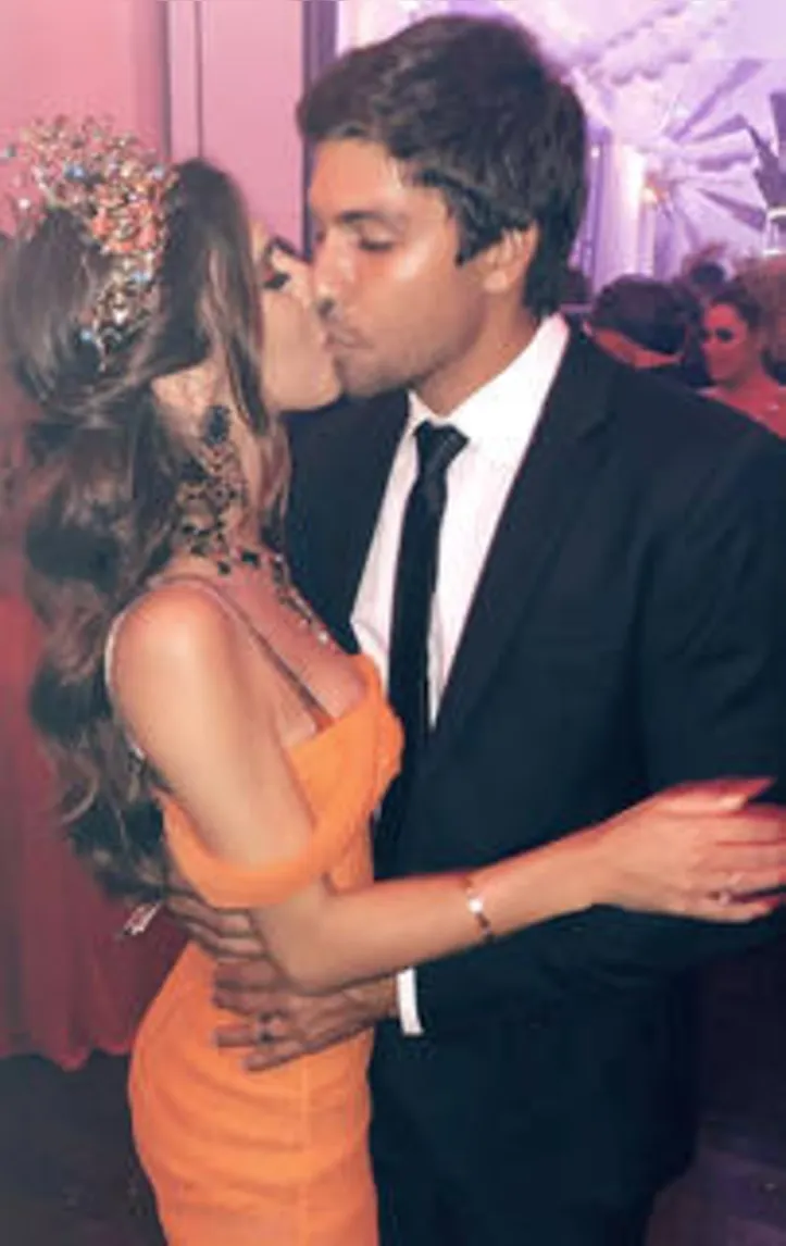 Habitués da folia|chic, LUIZA SOBRAL+ZEZECO encaram kisses a granel em pleno Baile da Vogue